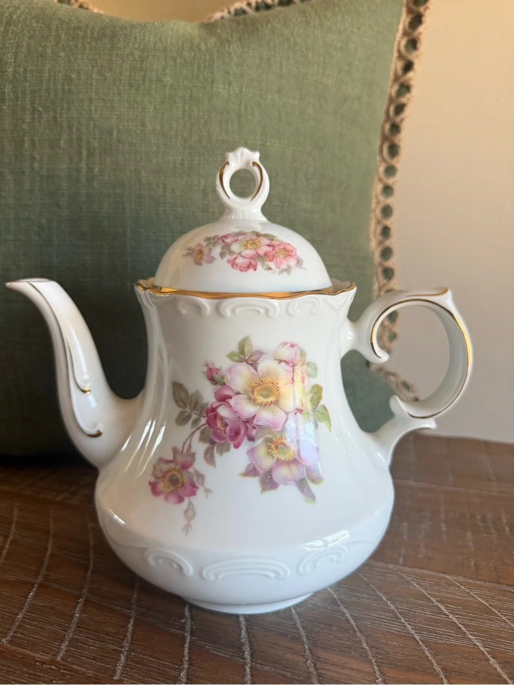 Schumann Bavaria Briar Rose Porcelain Teapot 4-Cup With Lid excellent condition.